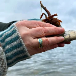 River Ripples 18ct Yellow Gold Dress Ring In Ocean Enamel -Outlet Jewel Orix Store 18Y ERX88 18ctRippleRinginOceanmodelled scaled