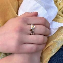 Daisies At Dawn Small Enamel Ring In Sterling Silver -Outlet Jewel Orix Store Daisy HoneybeeRingStack2